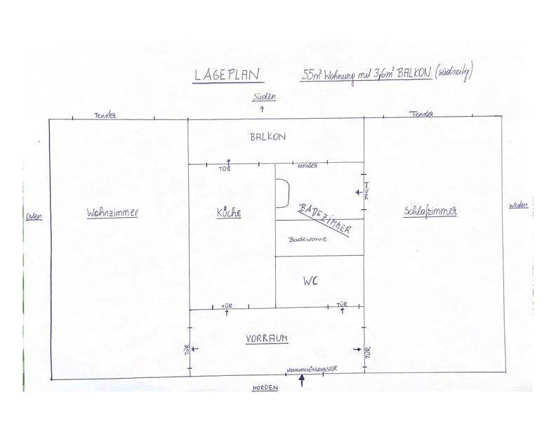 Handgezeichneter Grundriss einer 55m² Wohnung mit Balkon und drei Zimmern.