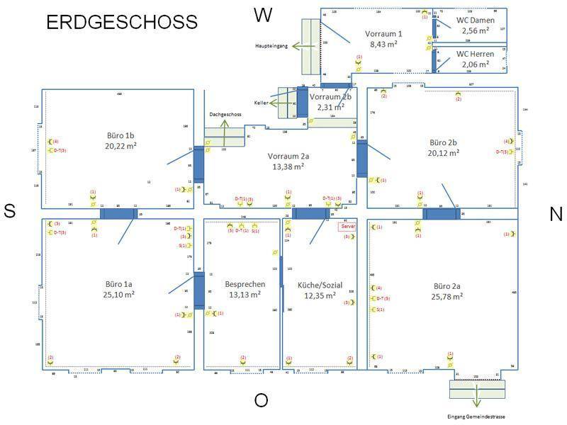 Grundriss des Erdgeschosses mit mehreren Büroräumen, Vorräumen, einer Küche und separaten Toilettenbereichen.