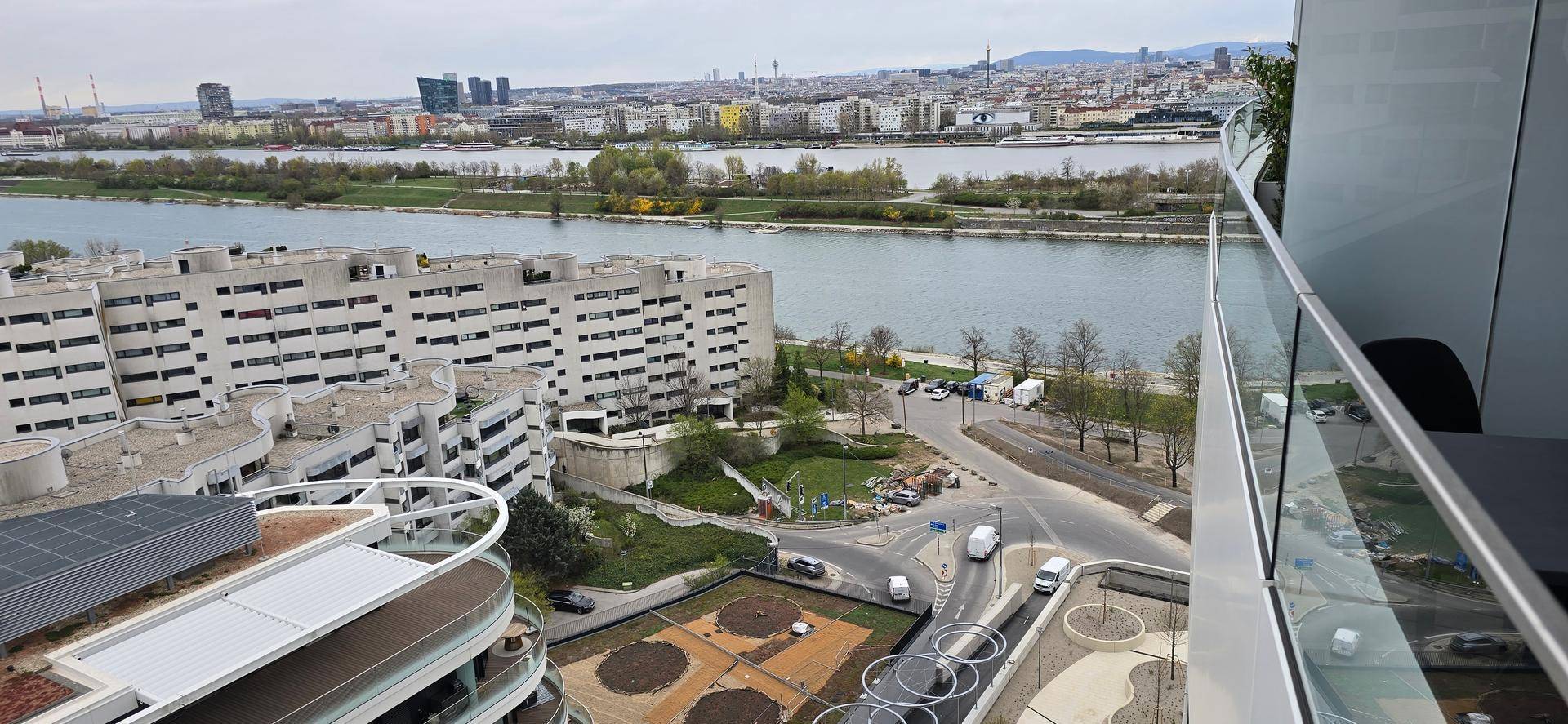 Panoramablick vom Balkon über die Donau, die Stadt und die umliegende Landschaft.
