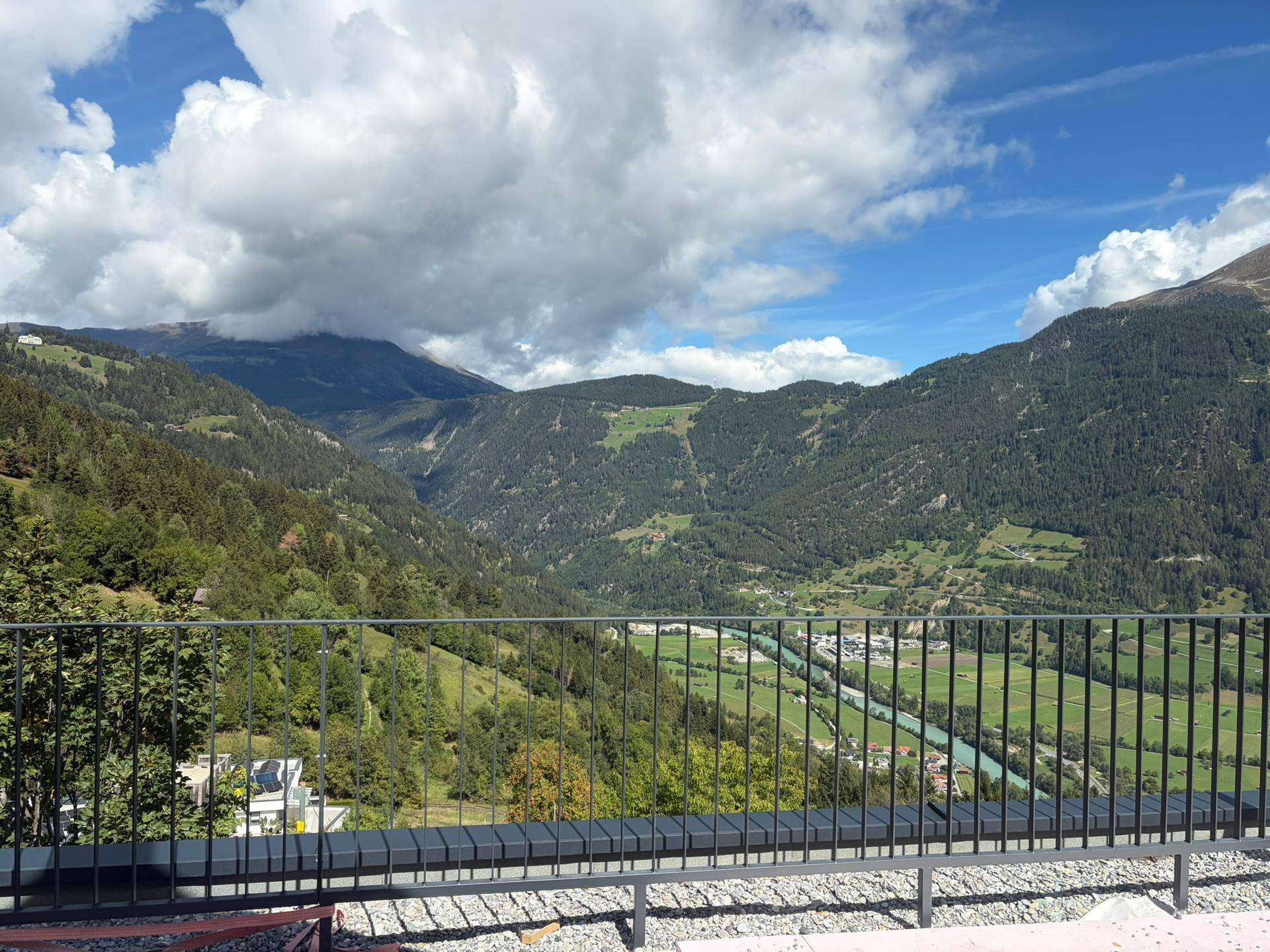 Atemberaubender Ausblick vom Anwesen auf das malerische Tal mit Fluss und bewaldeten Bergen.