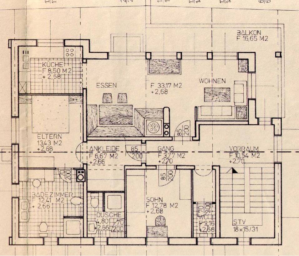 Grundriss des Obergeschosses mit Küche, Wohn- und Essbereich, zwei Schlafzimmern, Bad und Balkon.