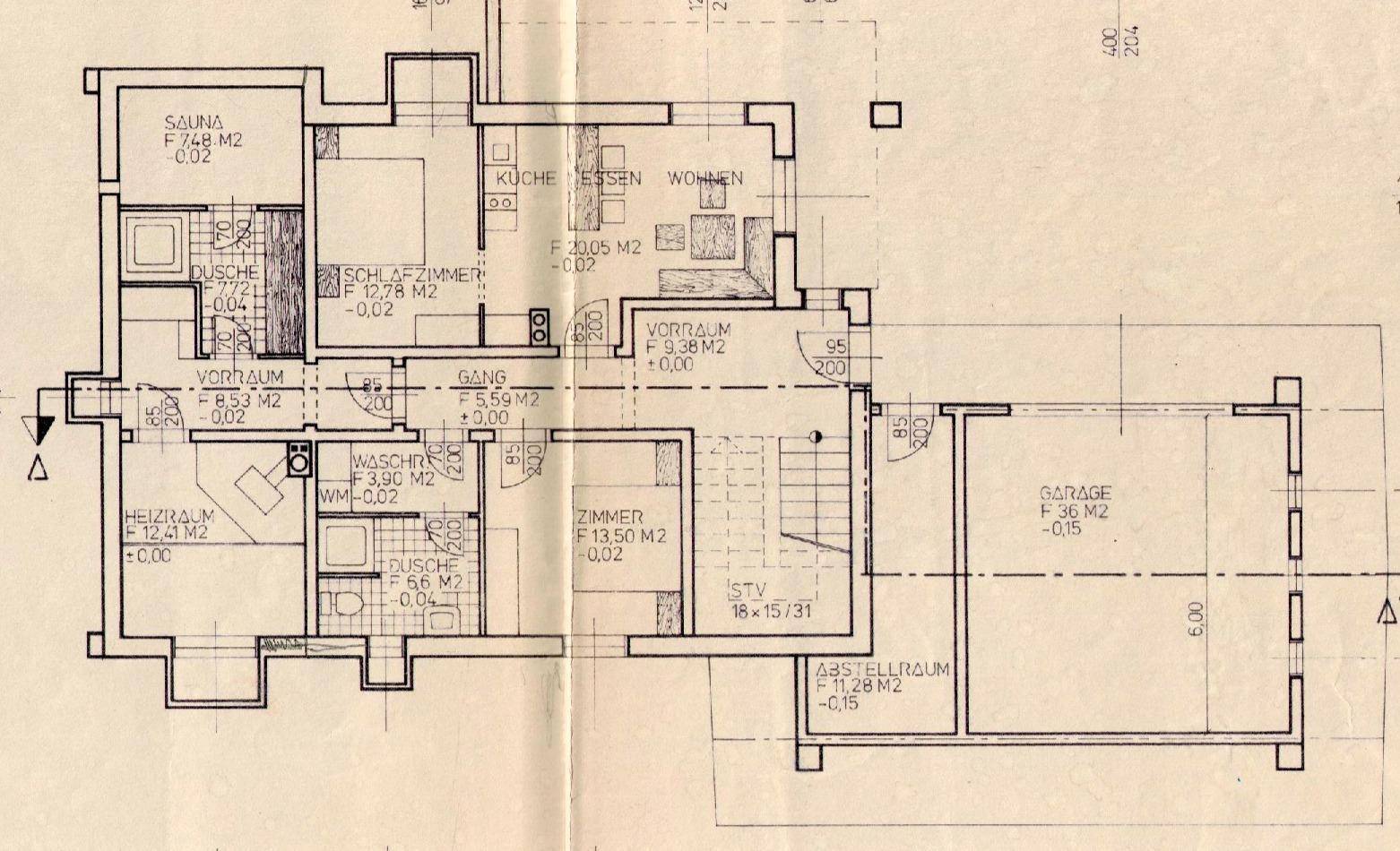 Grundriss des Erdgeschosses mit Sauna, Schlafzimmer, Küche, Wohnbereich und Garage.
