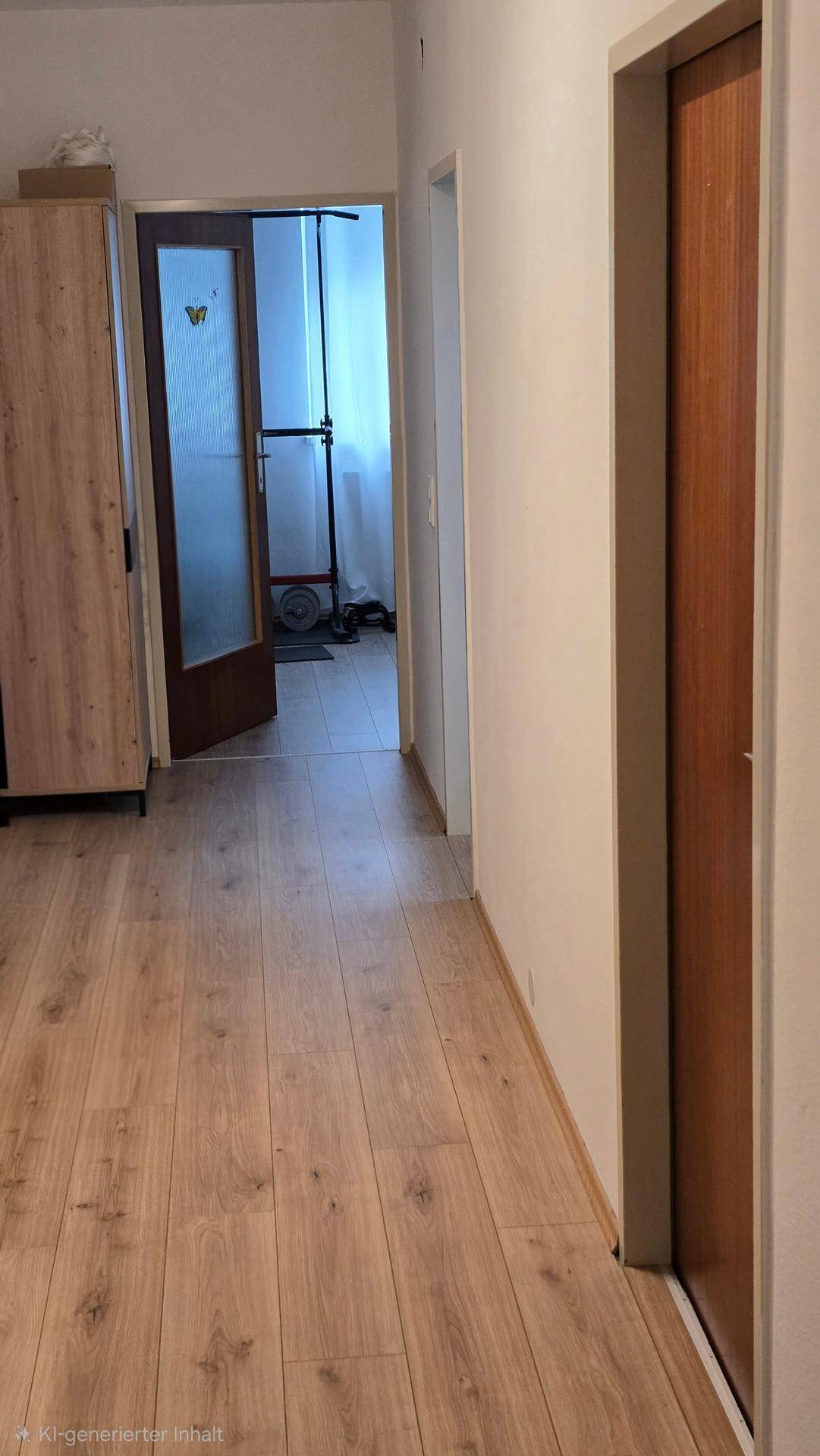 Heller Flur mit Holzboden und Zugang zu verschiedenen Räumen, gut beleuchtet und einladend.