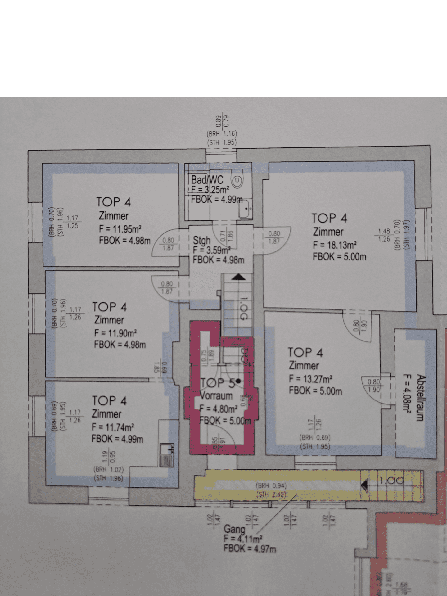 Grundriss der unteren Etage mit mehreren Zimmern, Bad/WC und einem geräumigen Flur.
