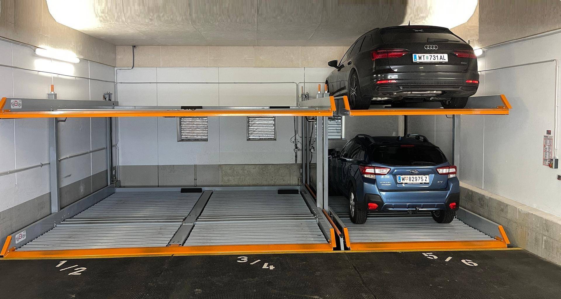 Tiefgarage mit modernem automatischem Parksystem für zwei Fahrzeuge übereinander.