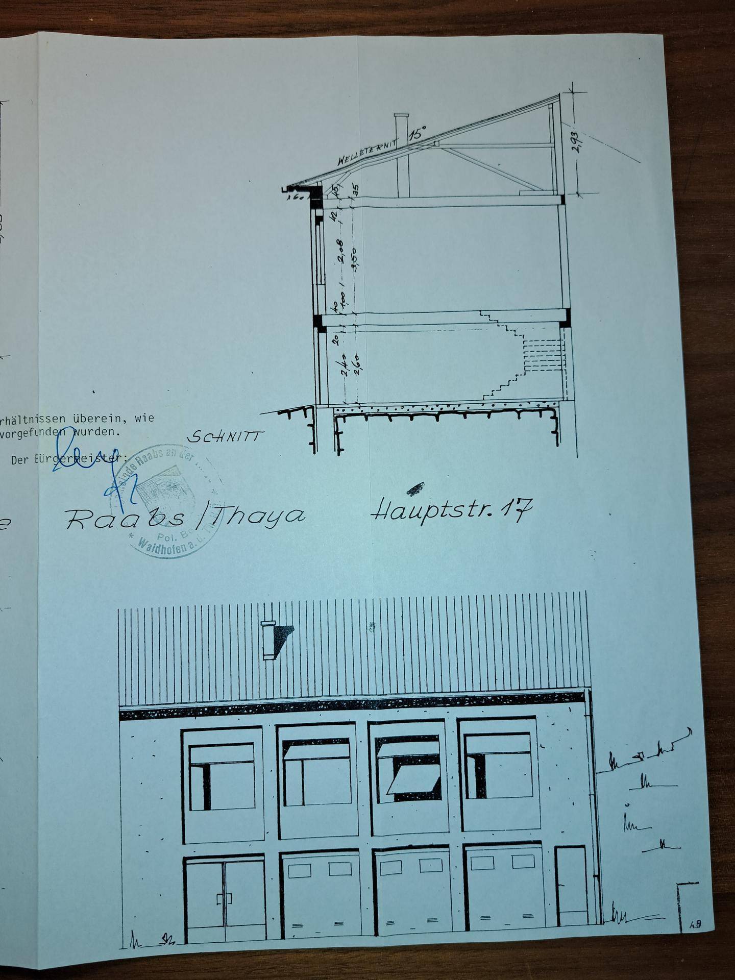 Schnittansicht des Gebäudes und detaillierte Fassadenzeichnung mit Fensteranordnung.