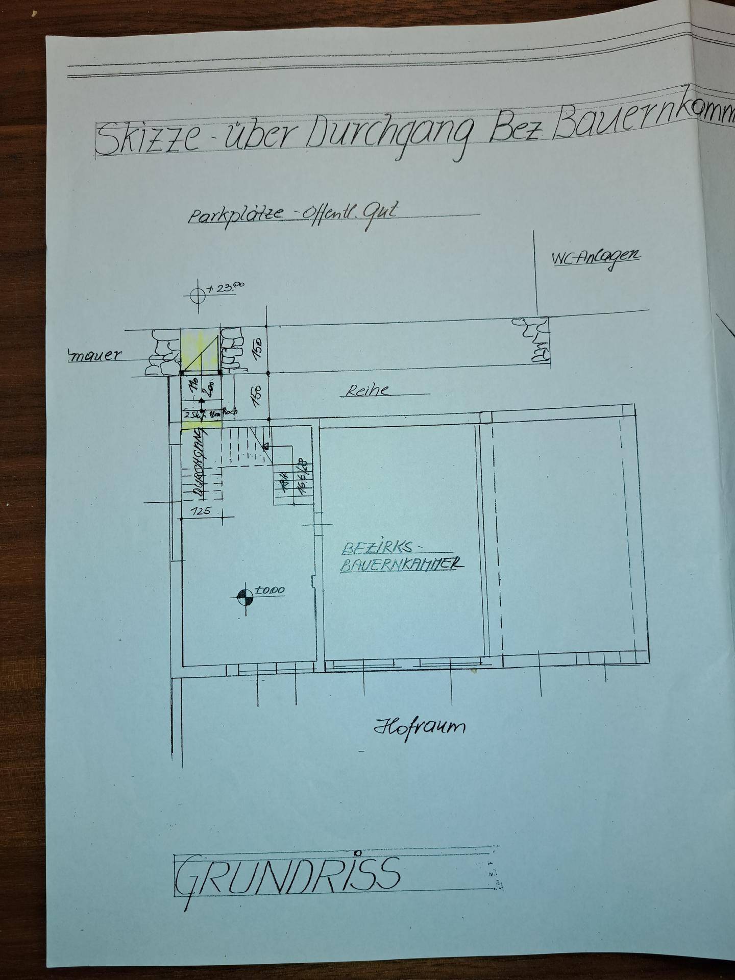 Handgezeichneter Grundriss mit Hofraum und eingezeichneten WC-Anlagen.