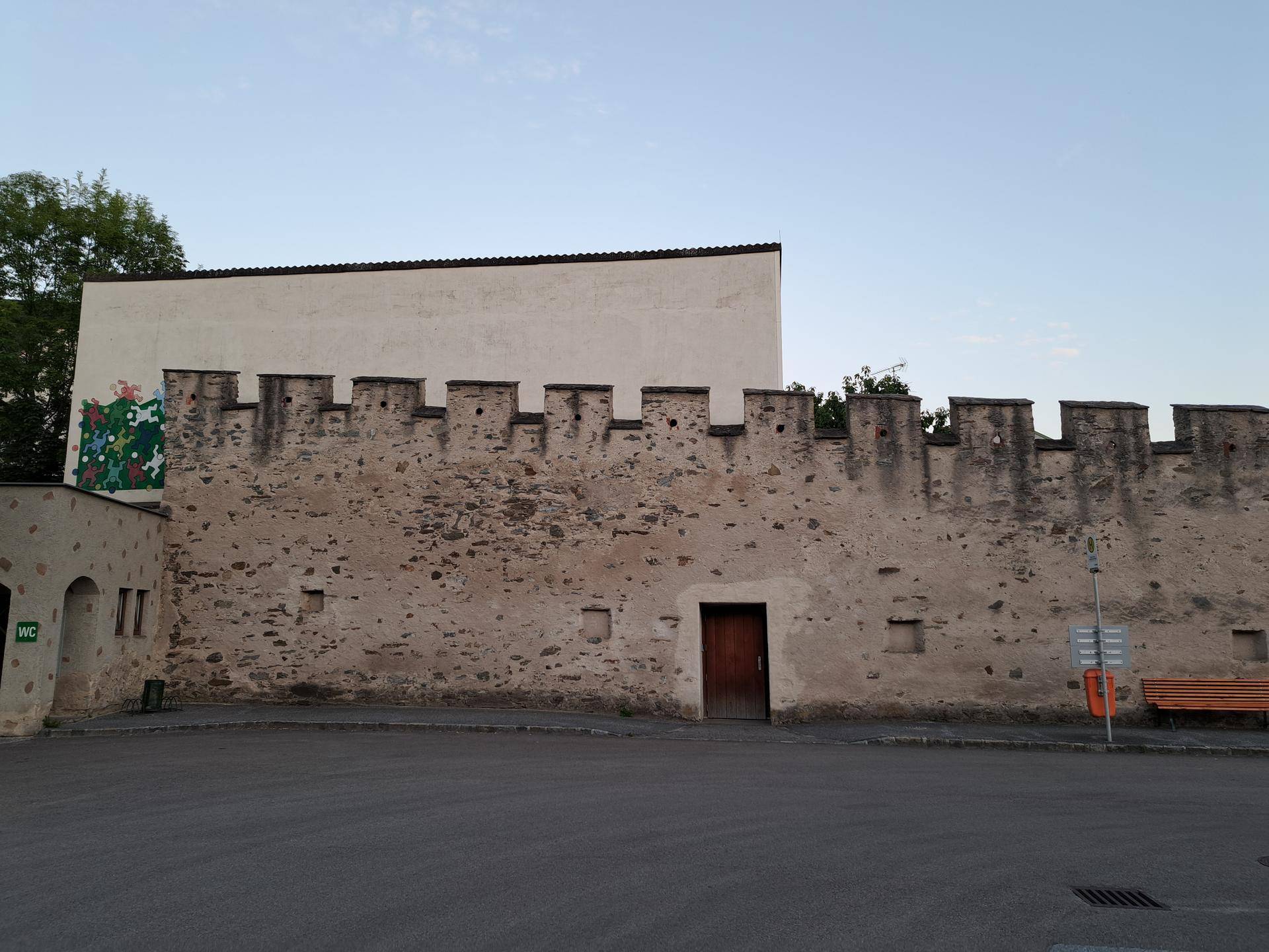 Waldviertel, Raabs an der Thaya, Haus mit grossen Potenzial zum Wohnen, Festsaal, Tanzsaal, Geschäftslokal, Garage, Lager, Motel, Ordination etc. - Ansicht 2