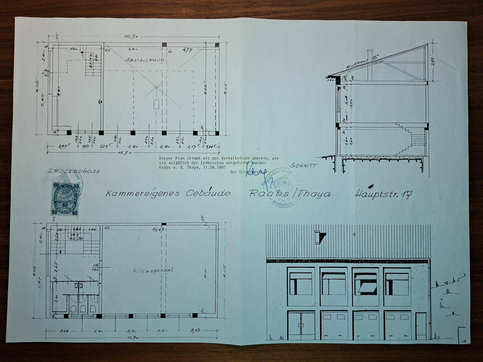 Dokument mit detaillierten Bauplänen, inklusive Erdgeschoss, Schnittansicht und Fassadenzeichnung.