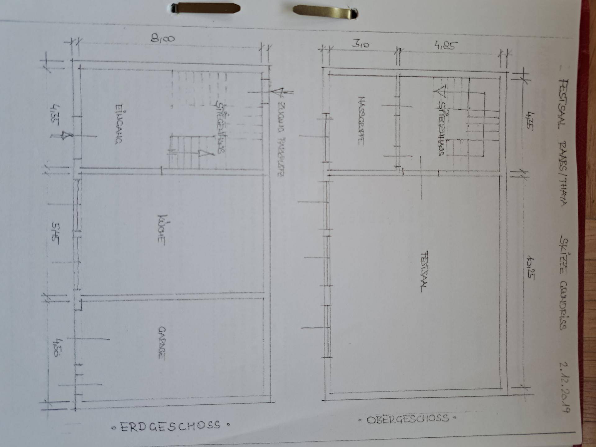 Handgezeichneter Grundriss mit Erdgeschoss und Obergeschoss, inklusive Küche, Garage und Festsaal.
