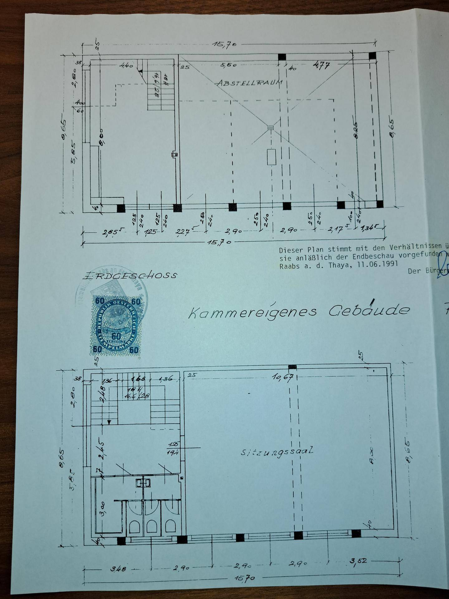 Detaillierte Grundrisse des Erdgeschosses und eines großen Sitzungssaals.