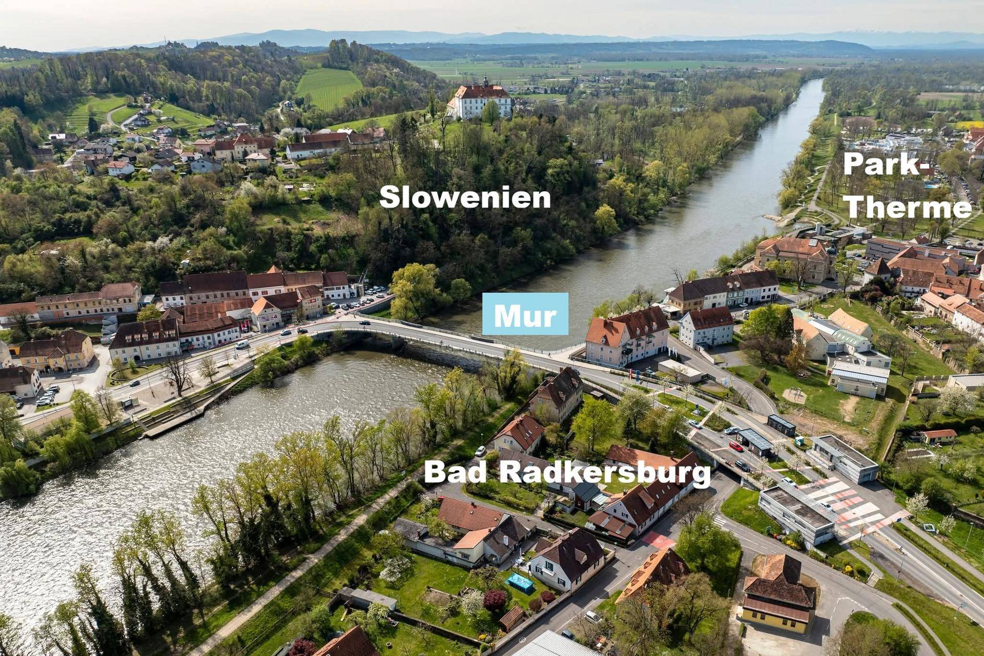 Luftaufnahme der Stadt Bad Radkersburg mit der Mur, der Grenze zu Slowenien und der Parktherme.