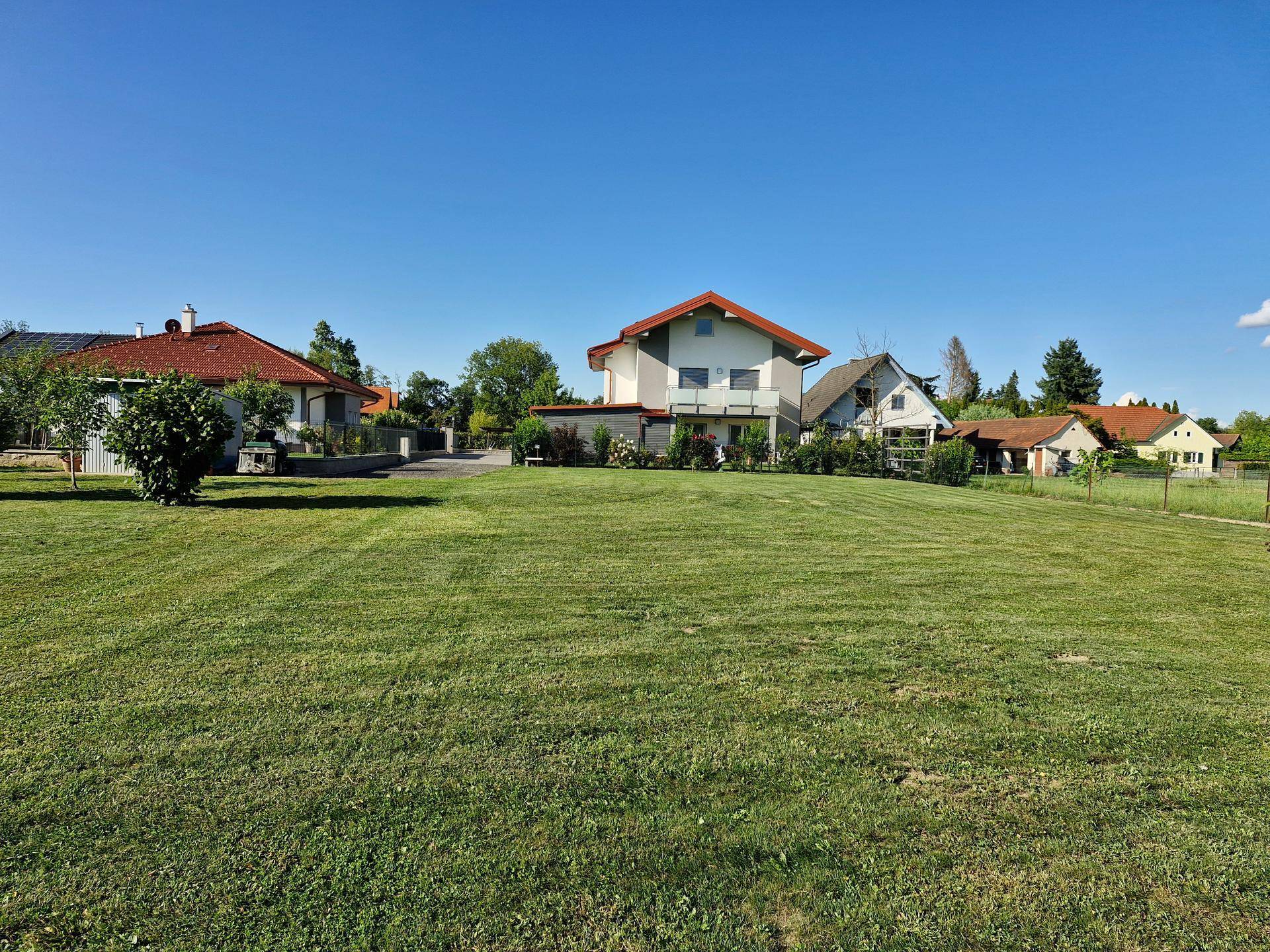 Weitläufige Rasenfläche vor dem Haus, ideal für Freizeitaktivitäten und Gartenliebhaber.