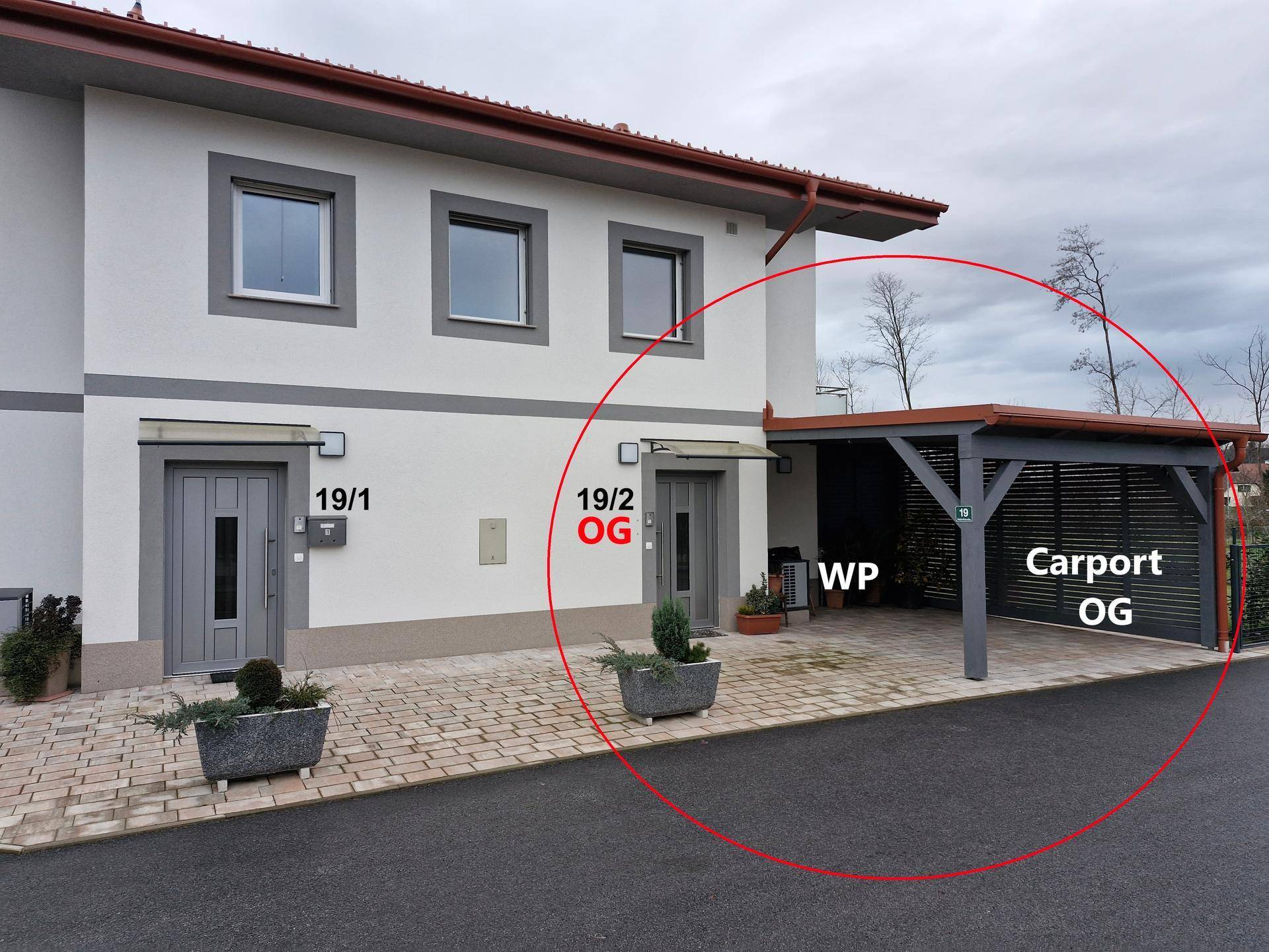 Ansicht der Doppelhaushälfte mit Carport und Eingangsbereichen, markiert für bessere Orientierung.
