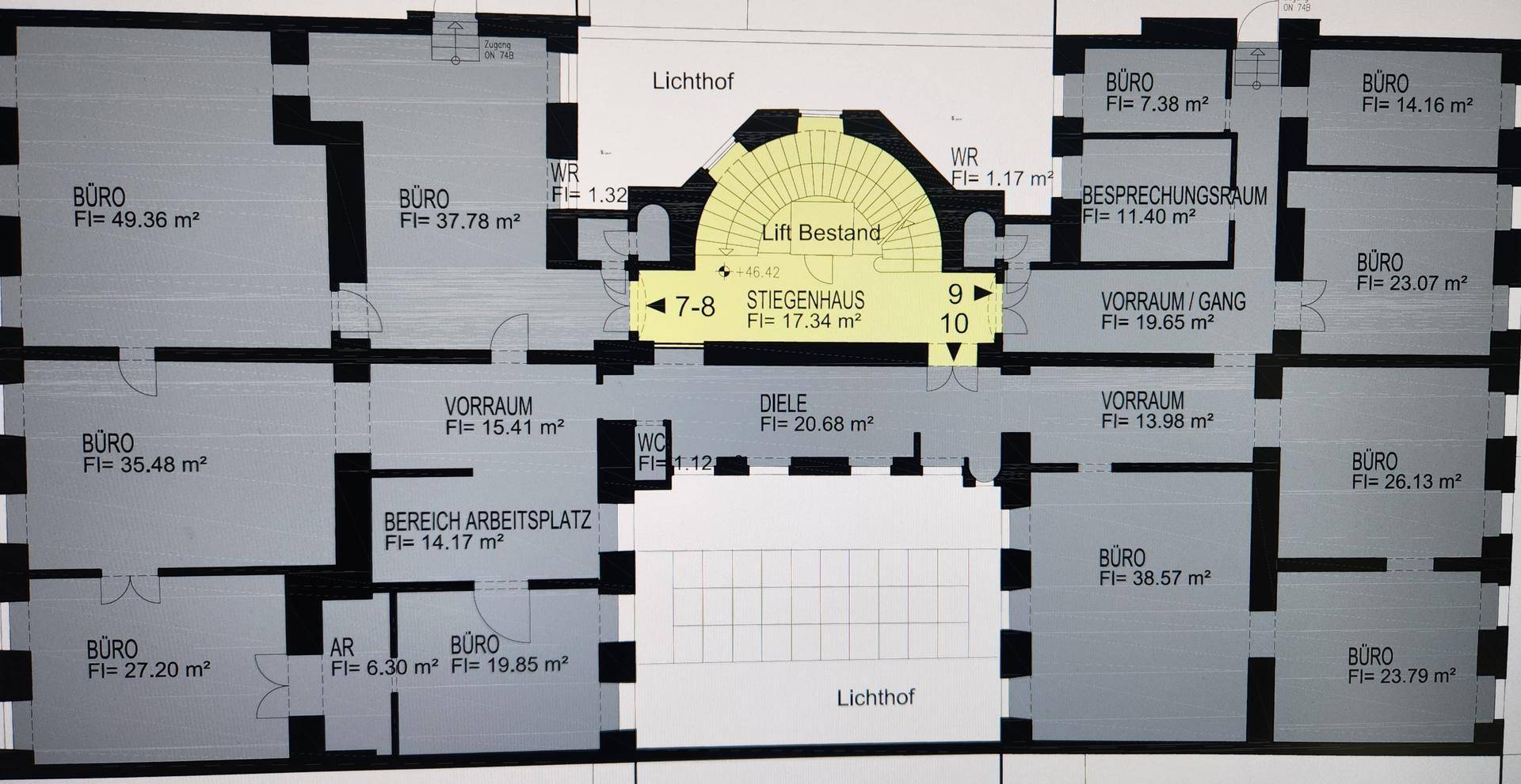 Grundriss mit mehreren Büroräumen, Vorräumen und einem zentralen Stiegenhaus mit Liftzugang.