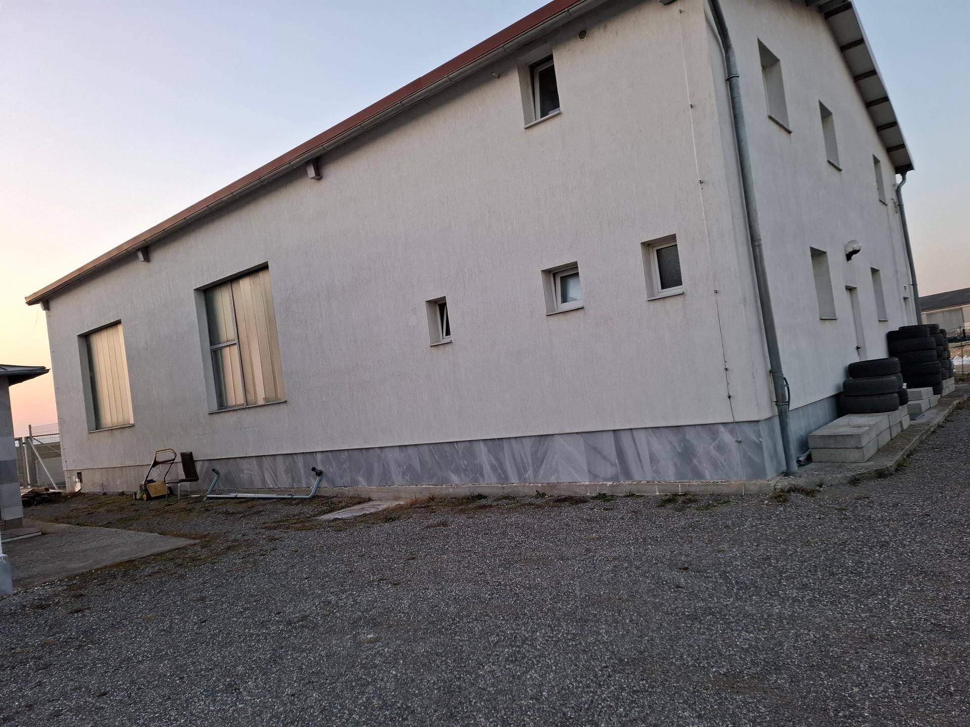 Vermietet wird in 2452 Mannersdorf, 2500m² Industriegrund mit 2 Betriebshallen. - Ansicht 2