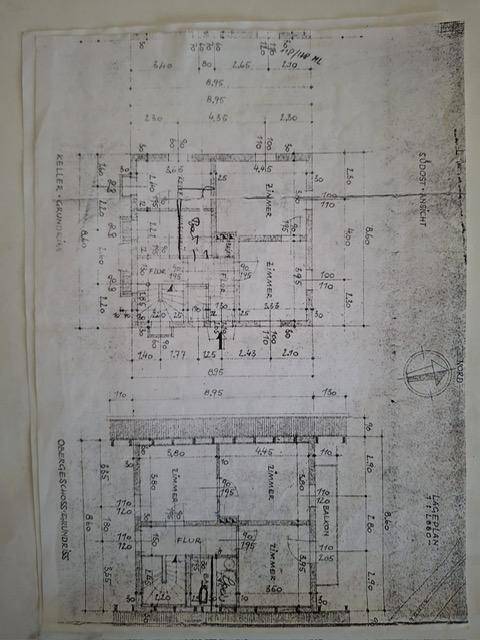Übersichtlicher Grundrissplan mit Keller- und Obergeschossansichten des Hauses.