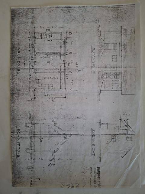 Detaillierter Grundriss des Kellers und Schnittansichten des Hauses mit Maßen.