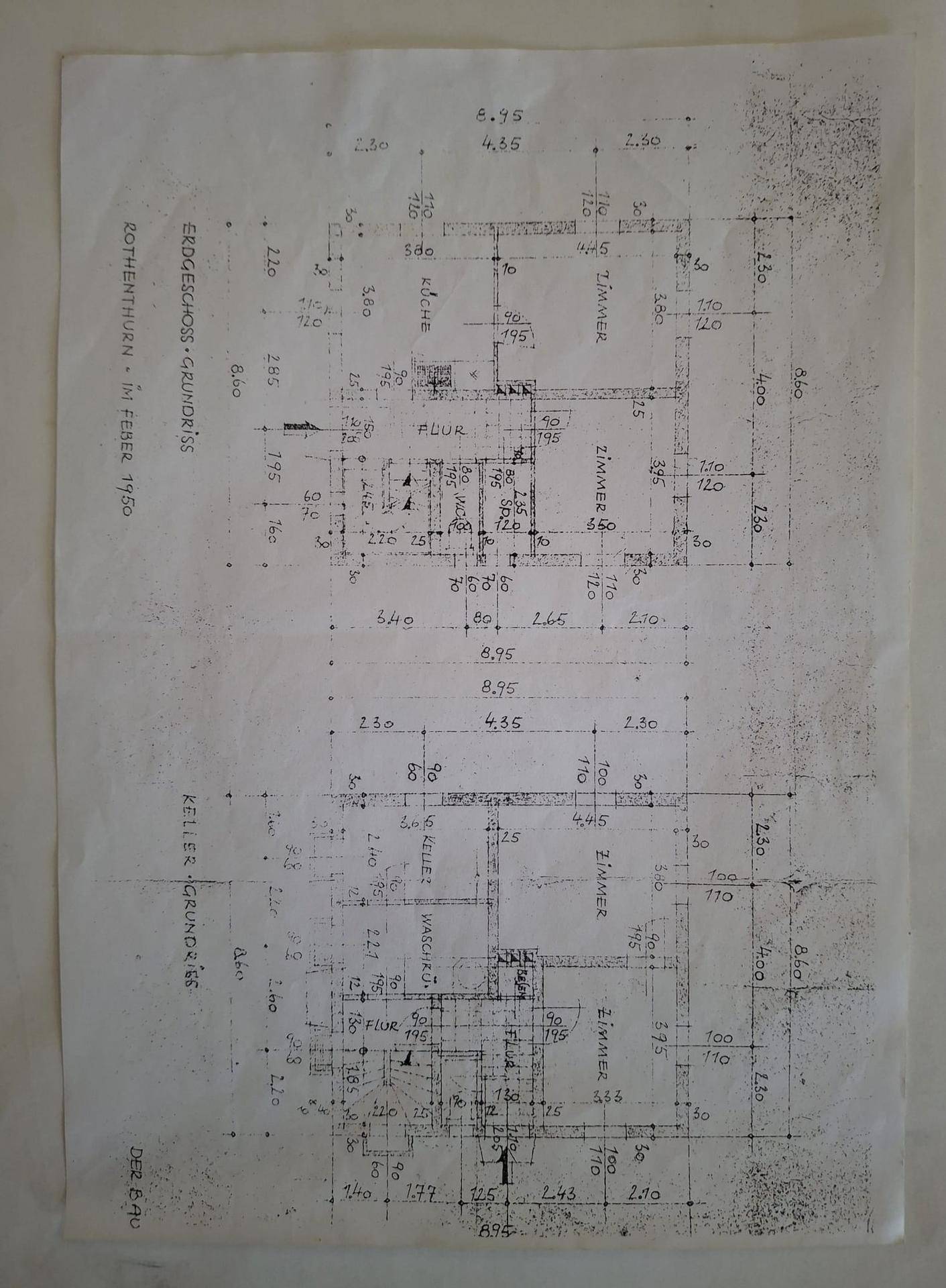Grundriss des Erdgeschosses und Kellers mit Raumaufteilung und Maßen.