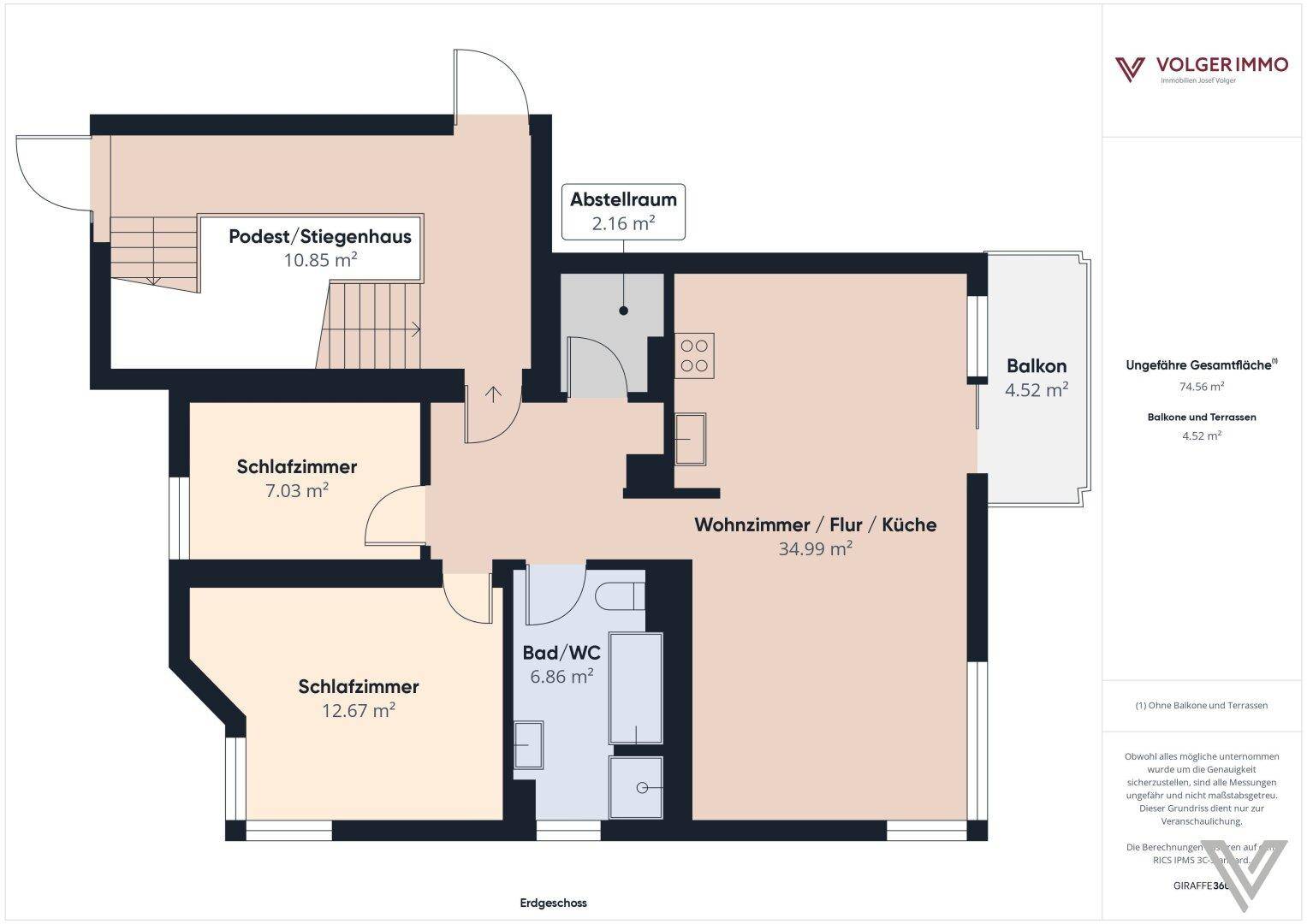Grundriss des Erdgeschosses mit offenem Wohnbereich, Küche, zwei Schlafzimmern und Balkon.