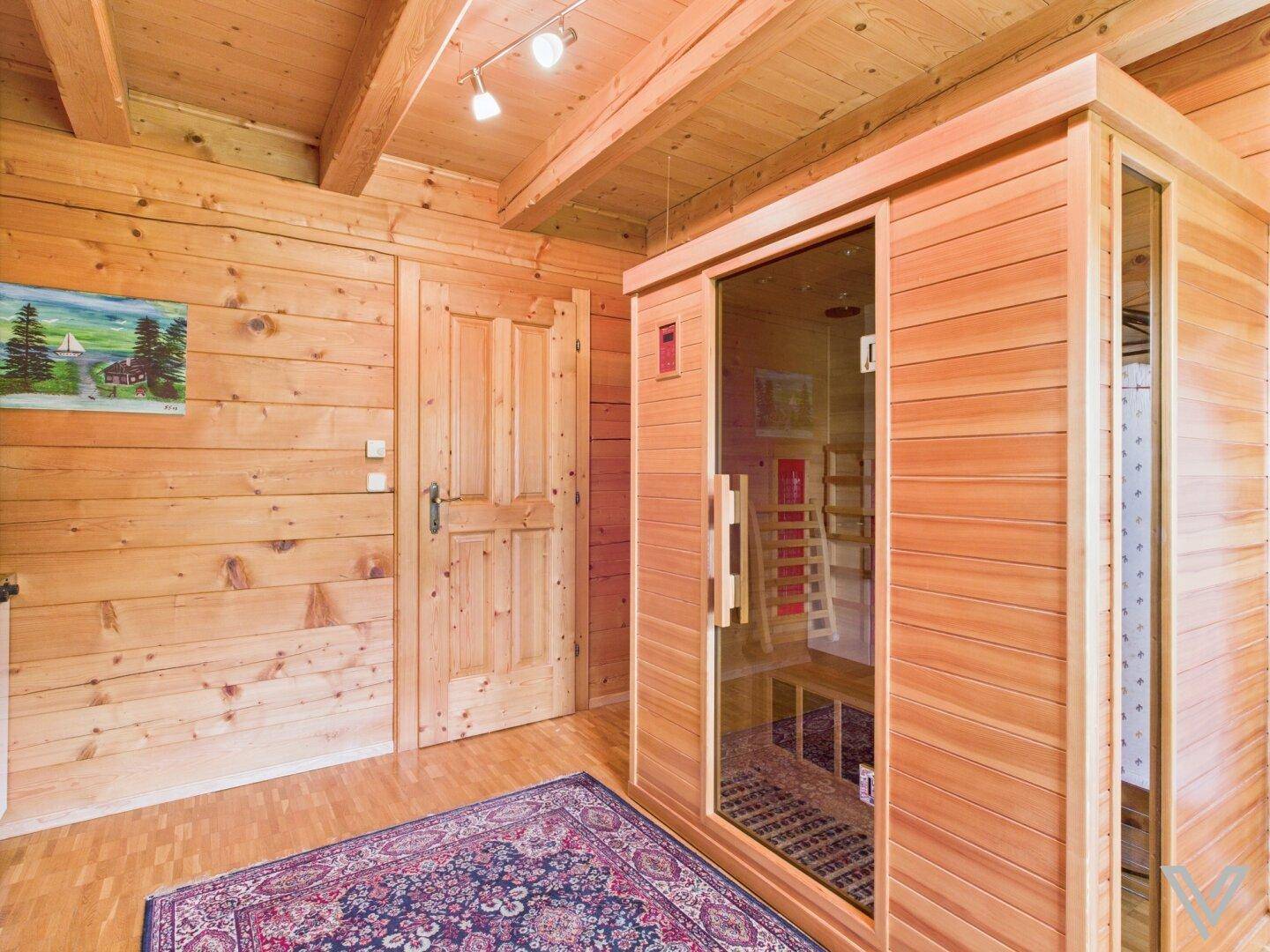 Bereich mit einer modernen Sauna und Holzwänden im alpinen Stil.