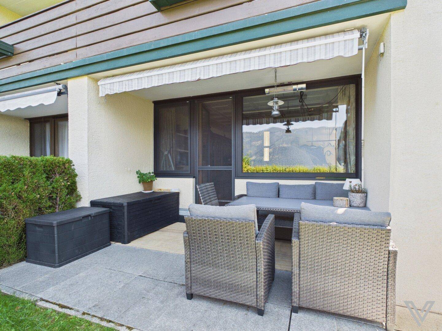 Gemütliche Terrasse mit Sitzgelegenheiten und Markise, ideal für entspannte Stunden im Freien.