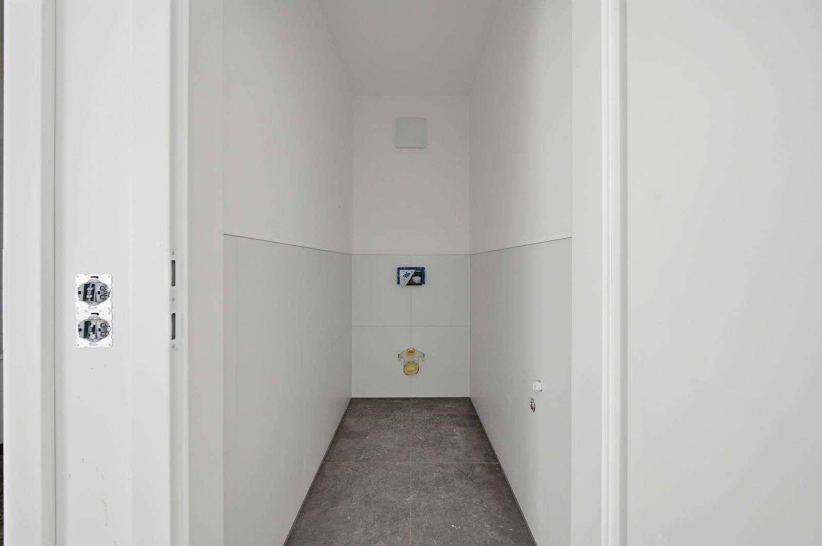 Unmöblierter Raum mit Anschlüssen für ein WC oder einen kleinen Abstellraum.