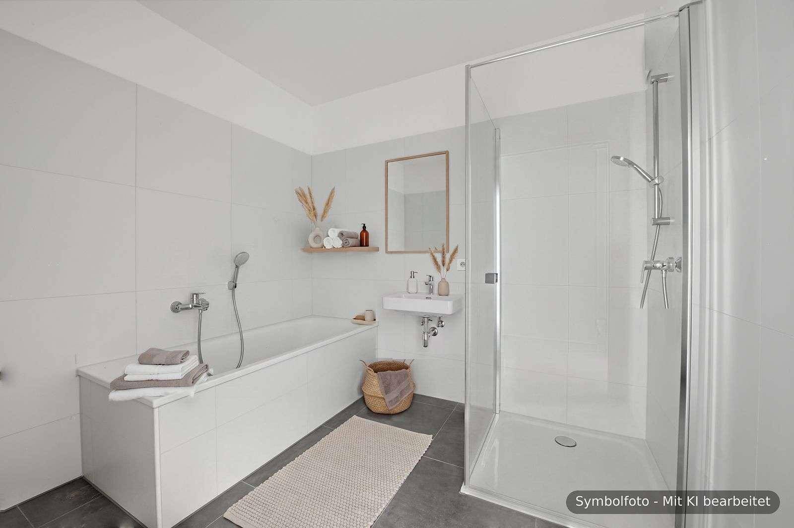 Modernes Badezimmer mit Badewanne, Duschkabine und stilvoller Dekoration.