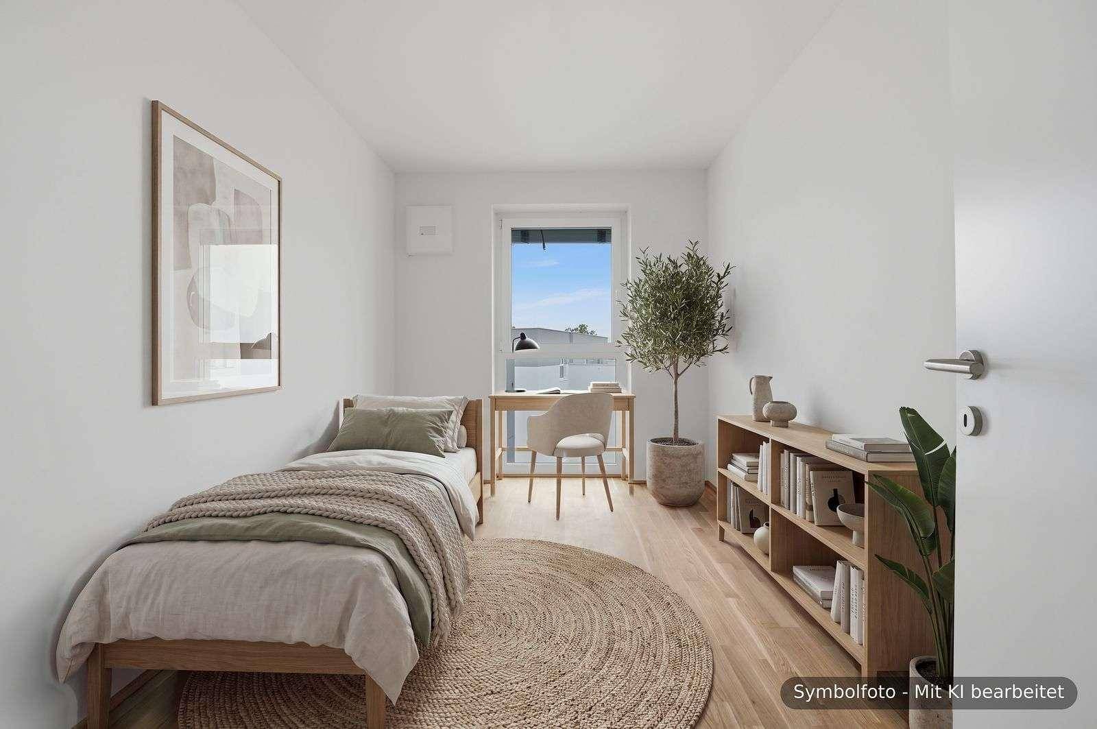 Helles Arbeitszimmer mit Holzboden, Schreibtisch und modernem Mobiliar.