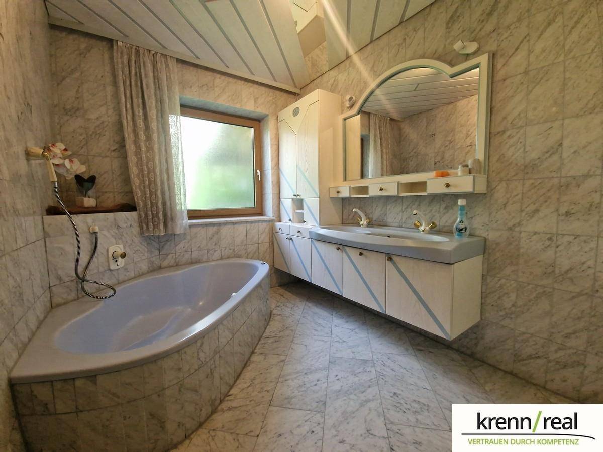 Badezimmer mit Wanne und Dusche