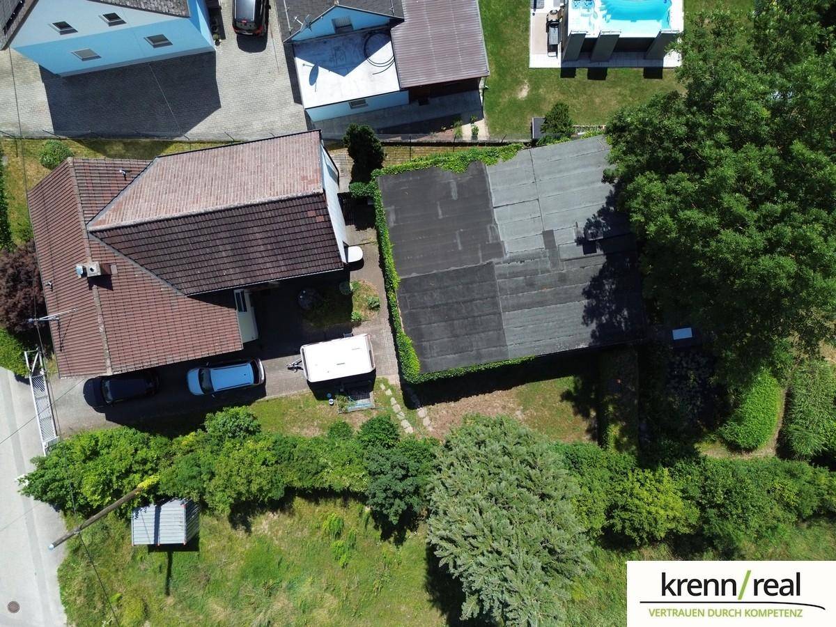 Dachansicht des Hauses mit Anbau und umliegenden Grundstücken aus der Vogelperspektive.
