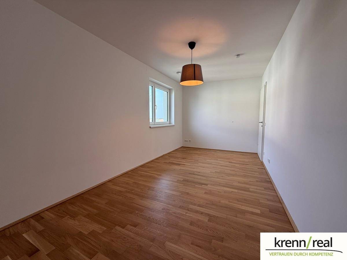 Helles Zimmer mit Parkettboden und Fenster, vielseitig nutzbar als Schlaf- oder Arbeitszimmer.