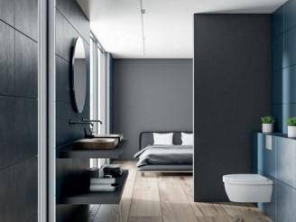 Modernes Badezimmer mit dunklen Fliesen, minimalistischem Design und offenem Übergang zum Schlafzimmer.
