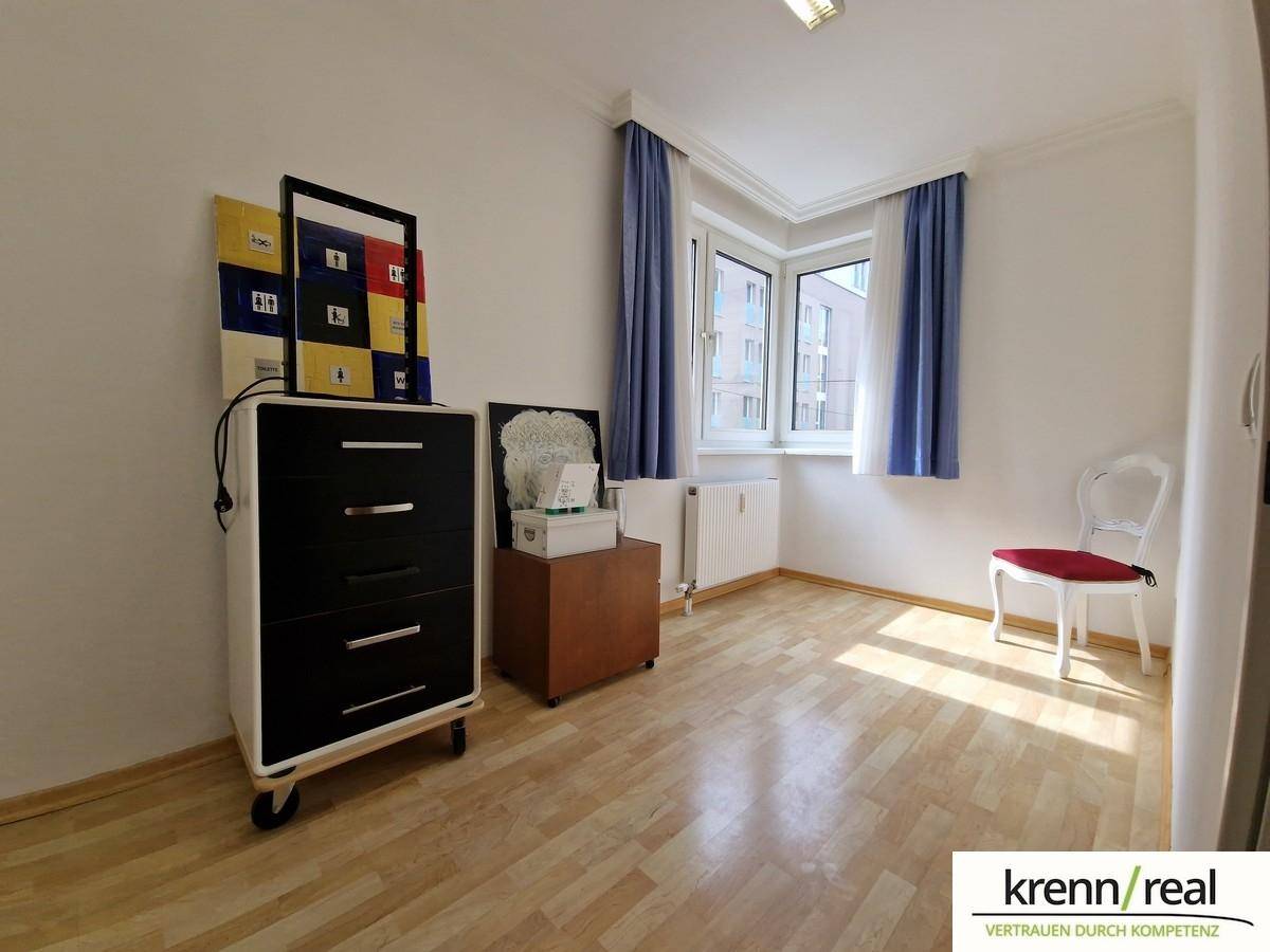 Freundliches Zimmer mit Holzboden, Eckfenster und viel Tageslicht, ideal als Schlaf- oder Arbeitszimmer.