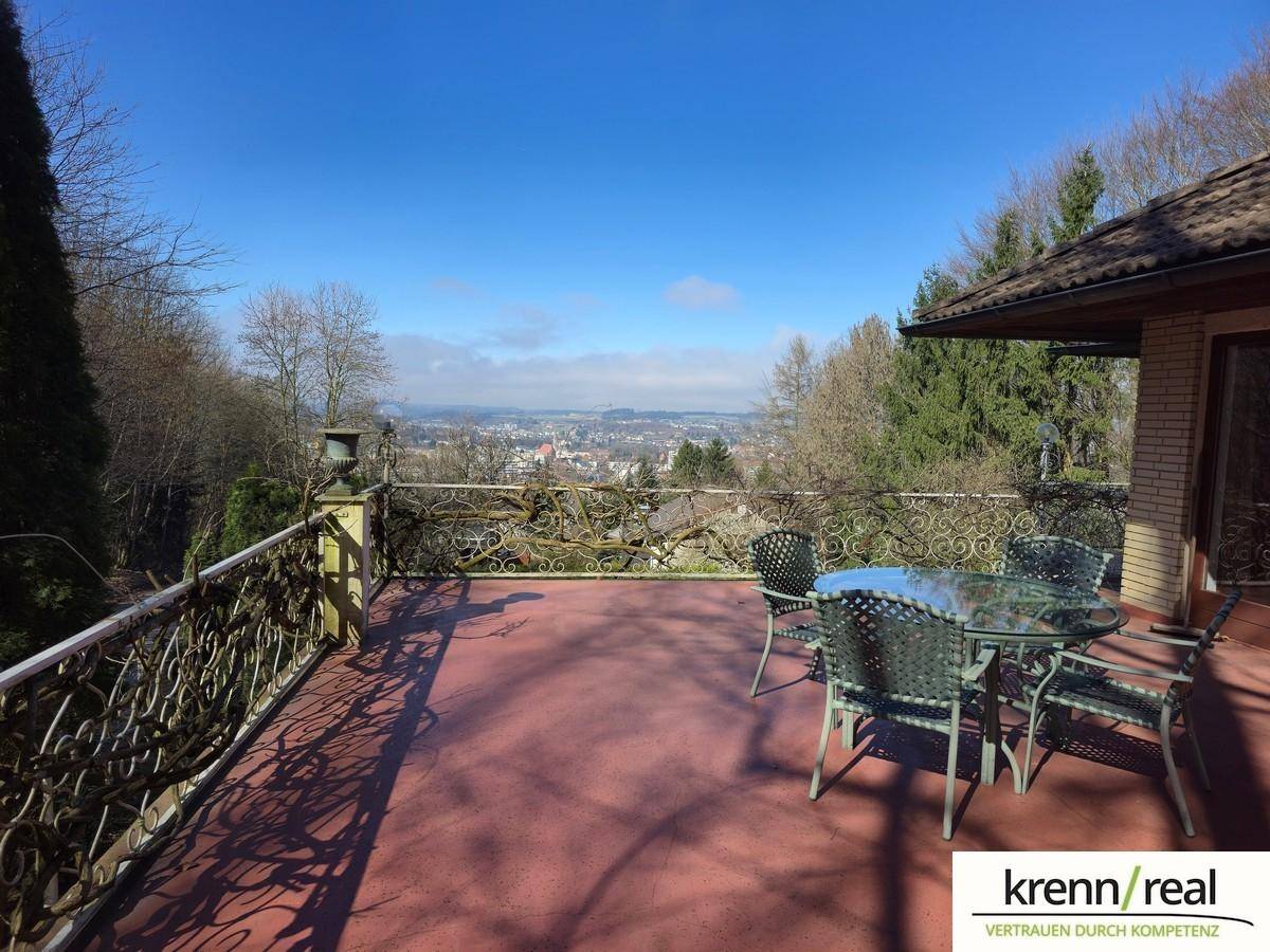 Geräumige Terrasse mit Sitzgelegenheiten und einem beeindruckenden Panoramablick über die Stadt.