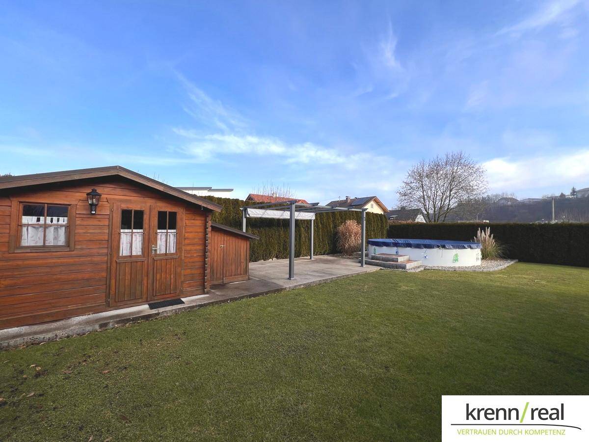 Gartenhaus mit Pergola und Pool