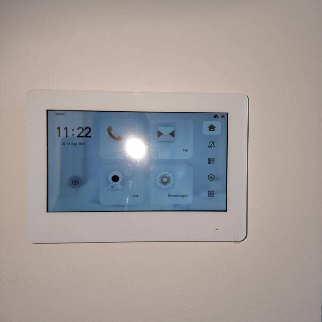 Modernes Smart-Home-Bedienfeld an der Wand, das verschiedene Funktionen steuert.