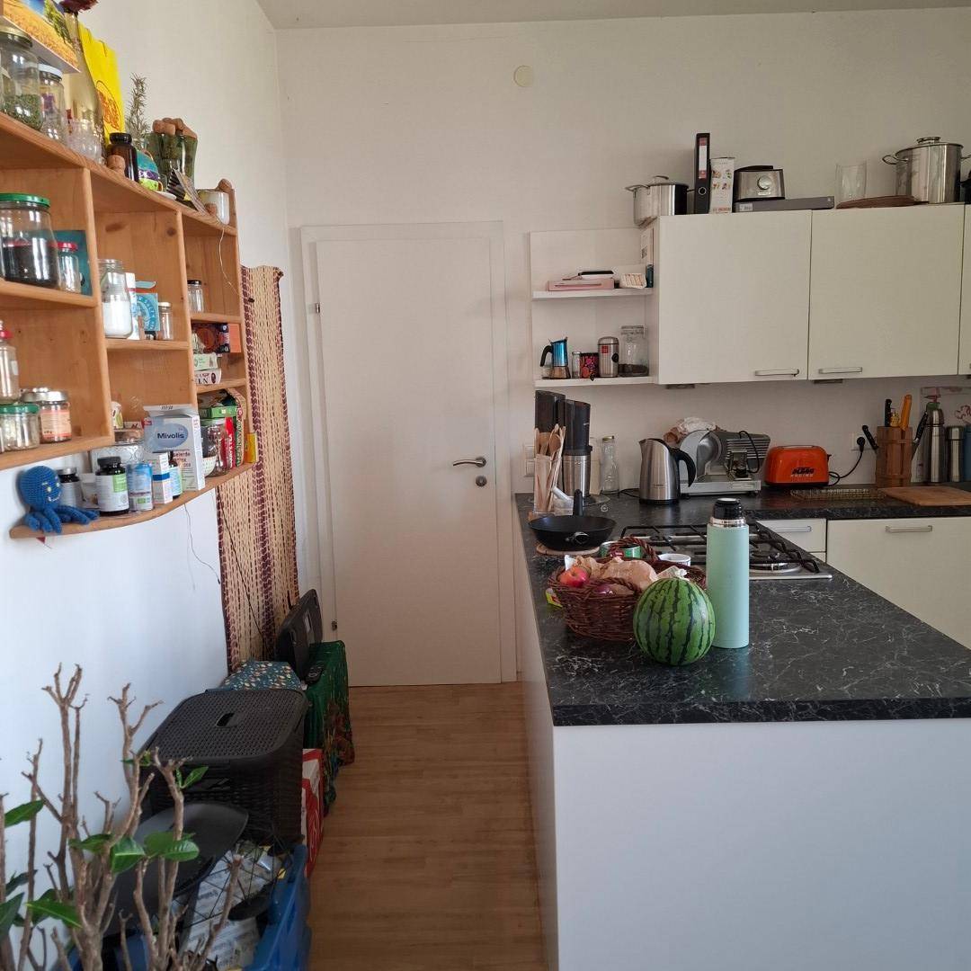Geräumige Küche mit offenen Regalen und viel Stauraum für Küchenutensilien, die gut organisiert sind.