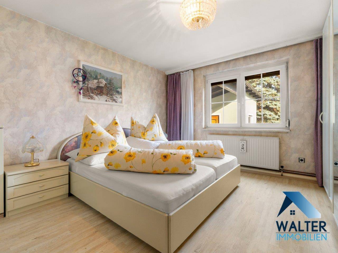 Gemütliches Schlafzimmer mit Doppelbett, Nachttischen und Fenster, hell und freundlich gestaltet.