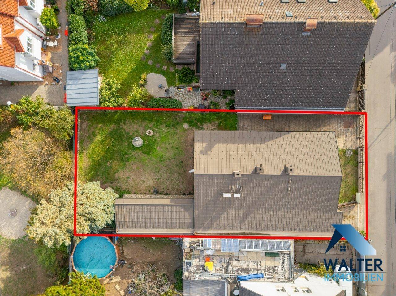 Luftaufnahme des Grundstücks mit roter Umrandung, zeigt die Lage des Hauses und des Gartens.