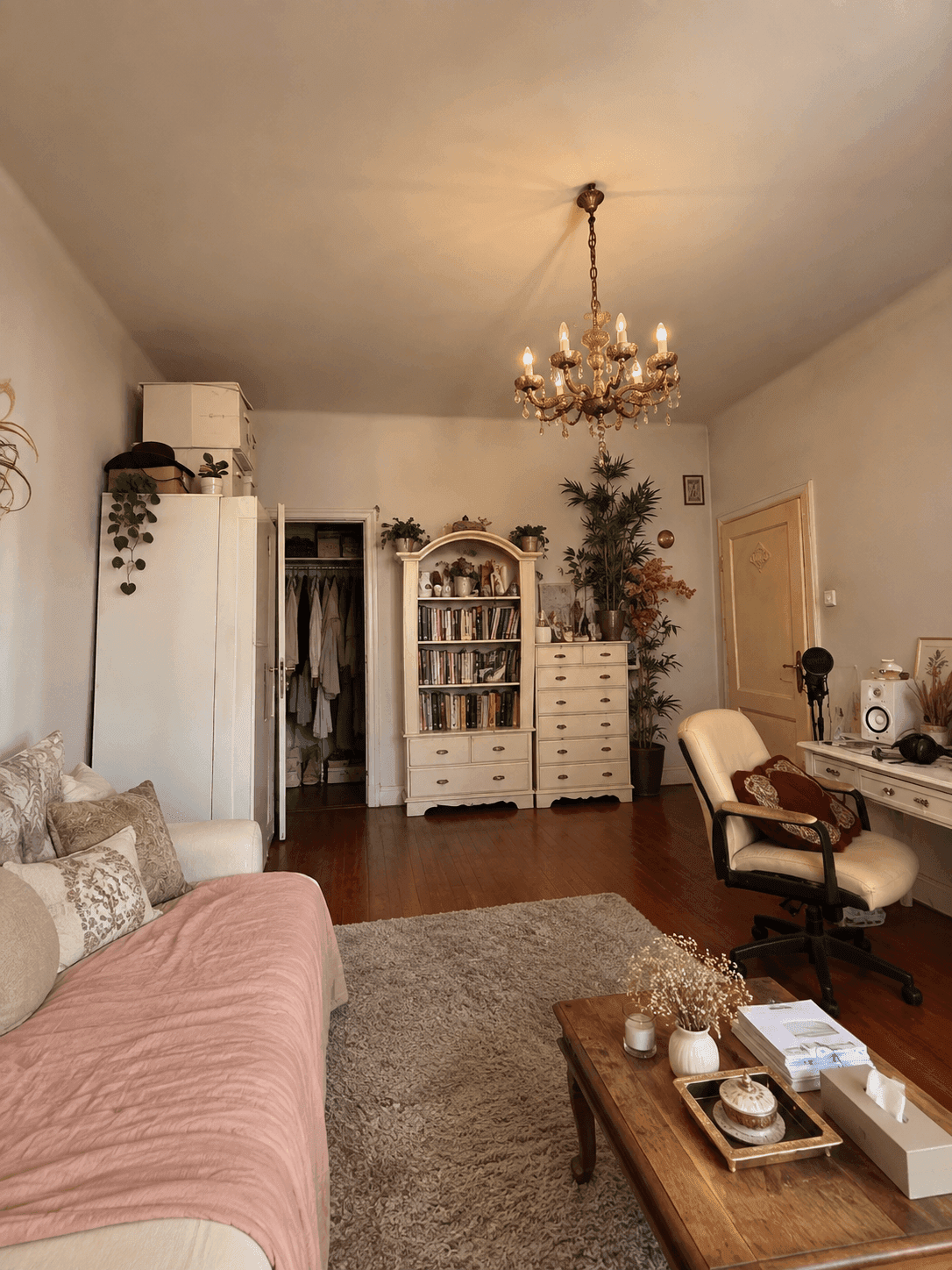Helles Wohnzimmer mit Sofa, Bücherregal und Schreibtisch, bietet vielseitige Nutzungsmöglichkeiten.