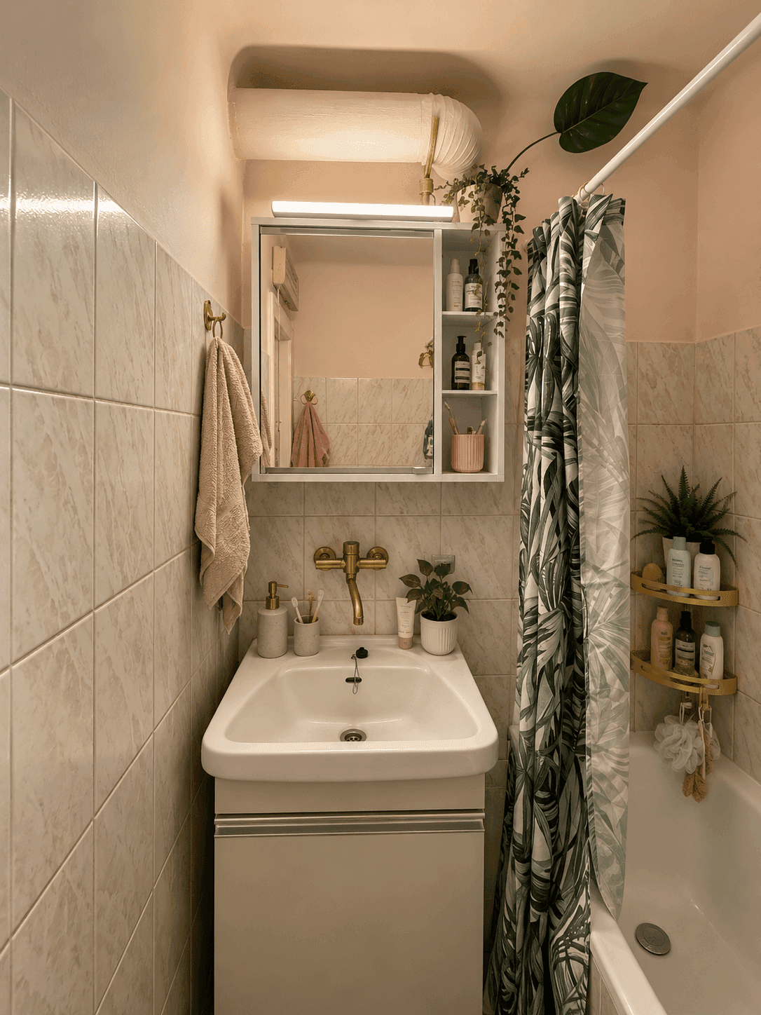 Badezimmer mit Waschbecken, Spiegelschrank, Badewanne und Duschvorhang.