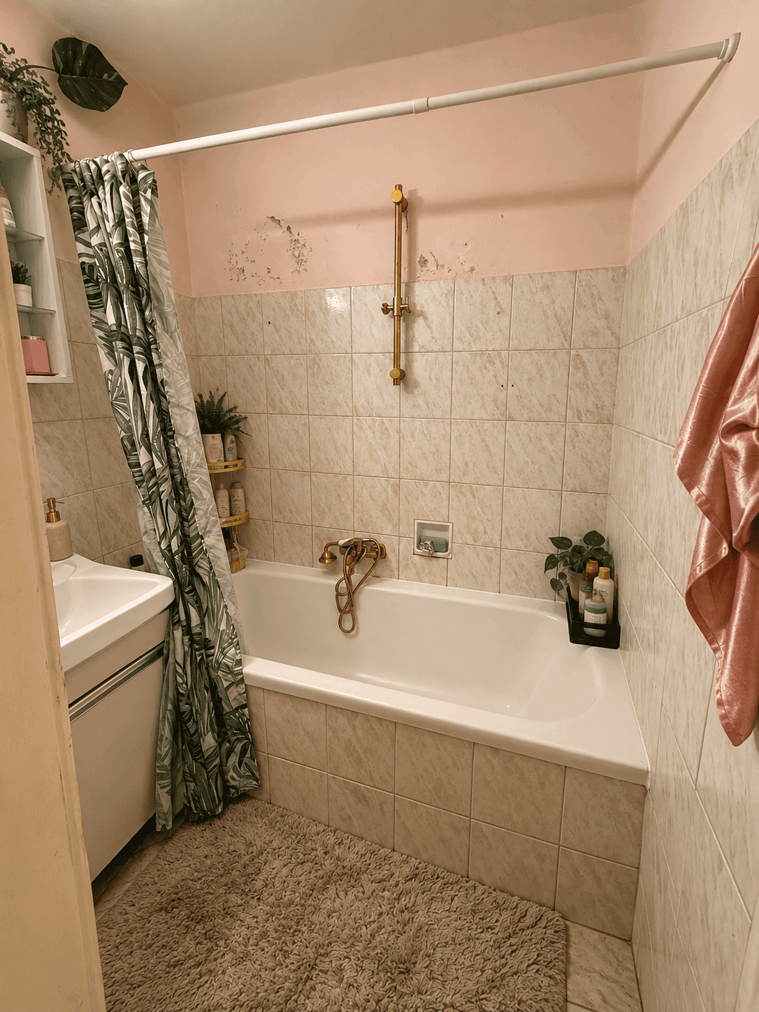 Badezimmer mit Badewanne, Duschvorhang, Waschbecken und hellen Fliesen.