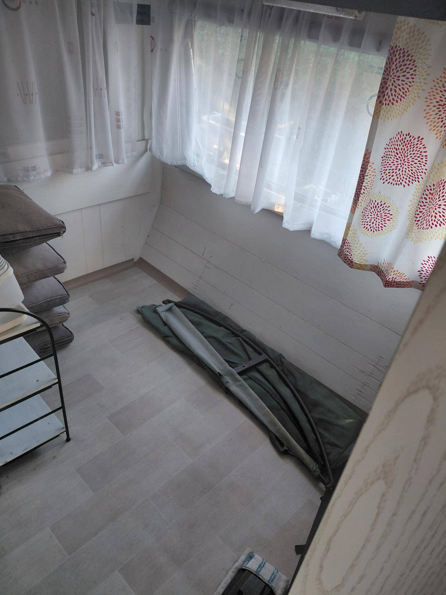 Leerer Raum mit einem Fenster und hellem Boden, bereit zur individuellen Gestaltung.