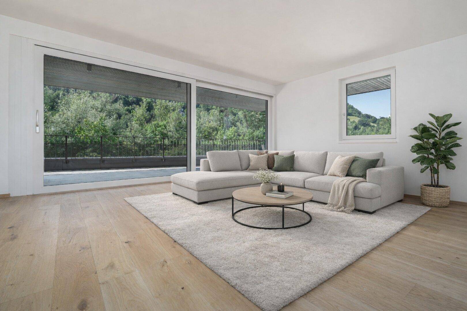 Geräumiges Wohnzimmer mit großem Ecksofa, Couchtisch, Parkettboden und weitem Blick ins Grüne.