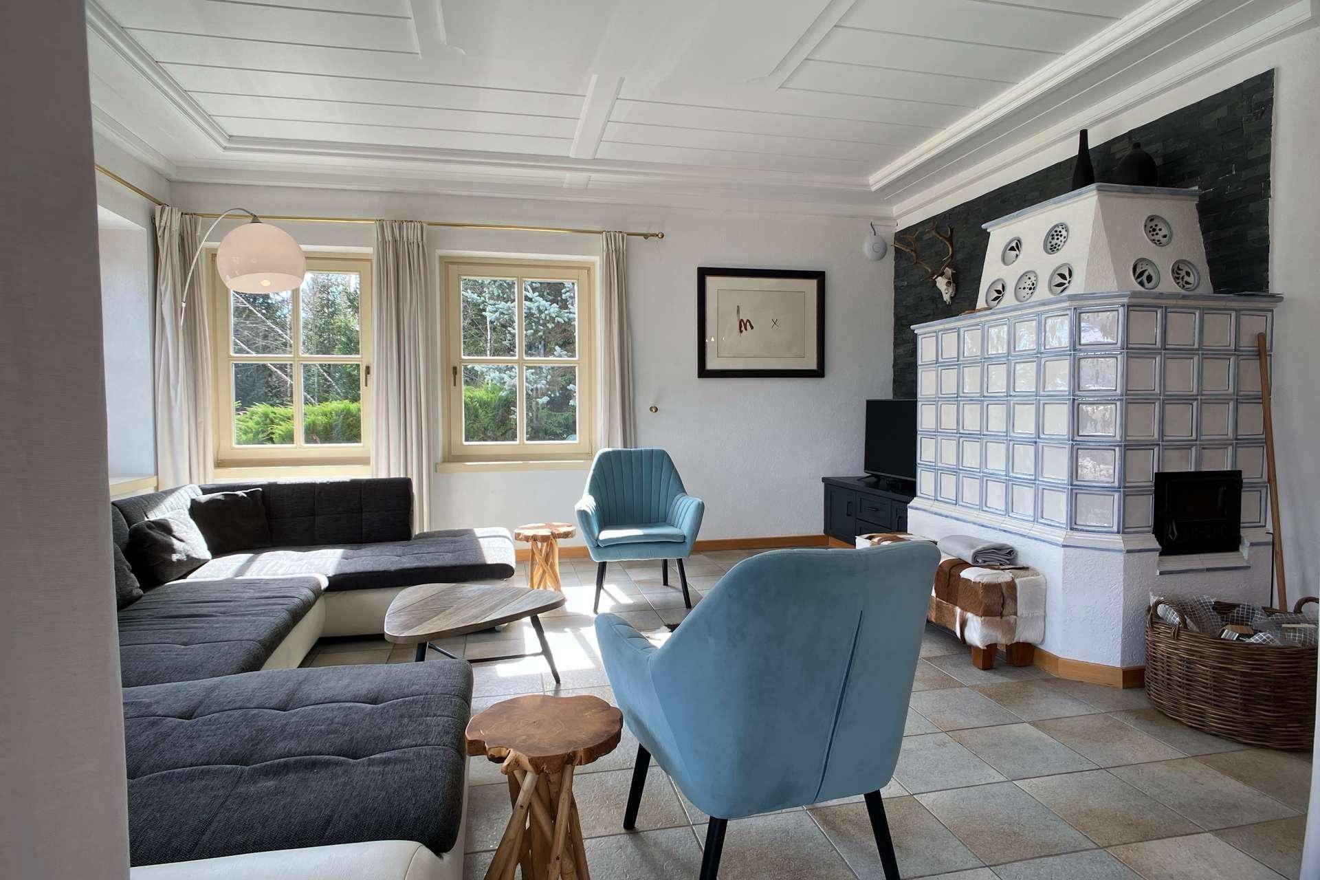 Wohnzimmer mit Kachelofen