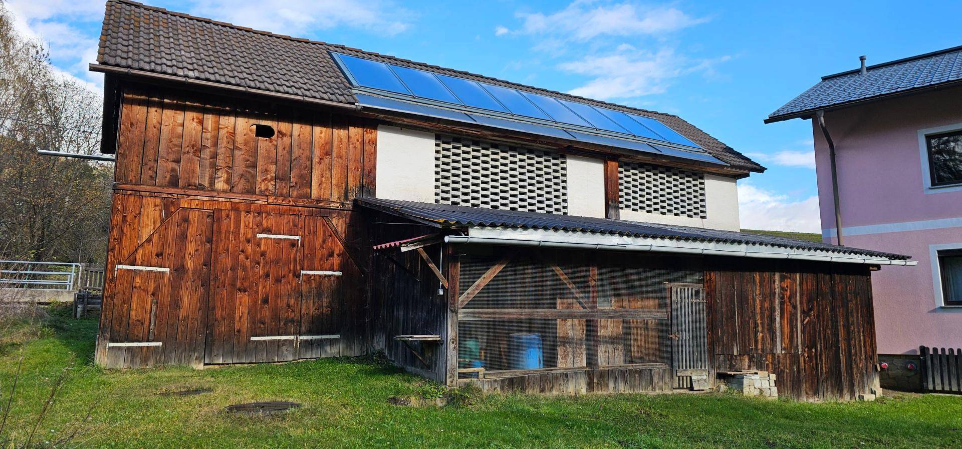 Stallgebäude mit Solarthermik