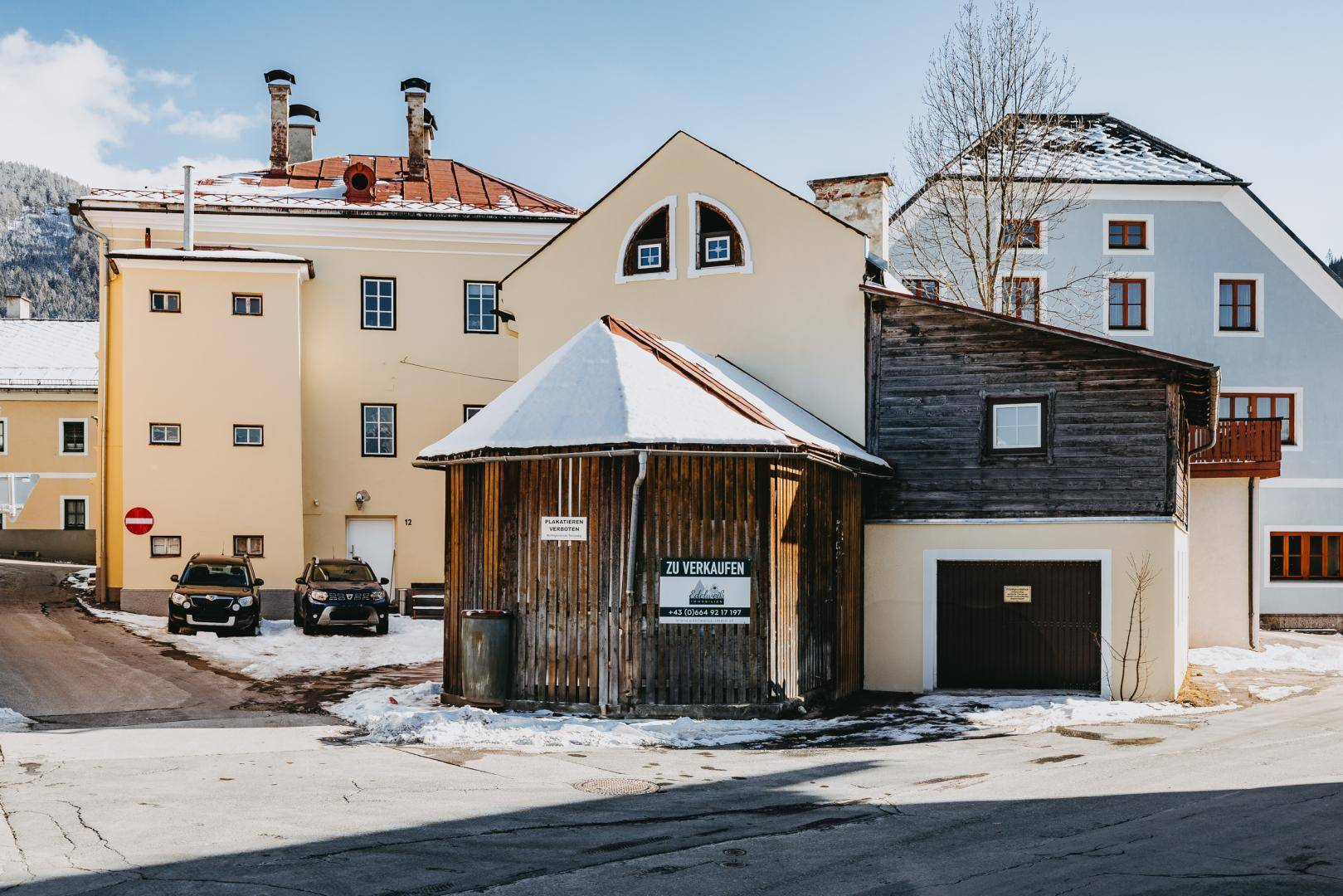 Stellplätze, Garage und Holzverschlag