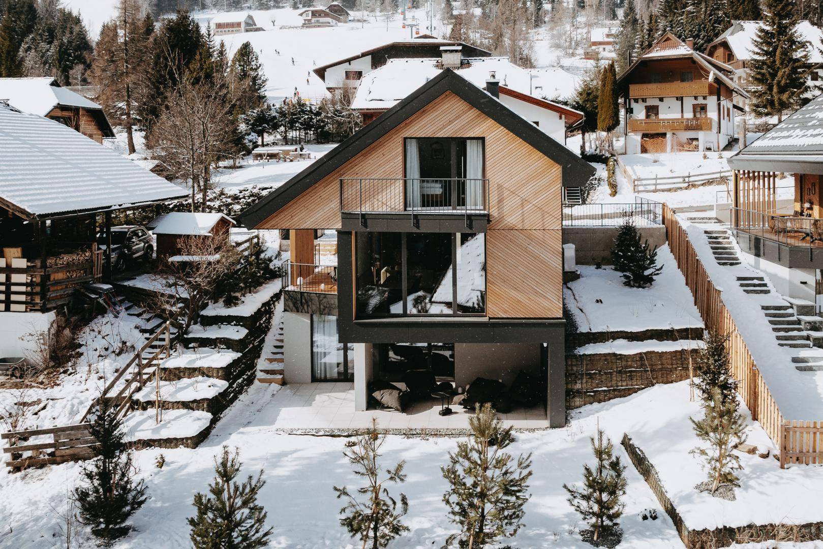 Südseite mit Gartenanlage und weiterer Terrasse