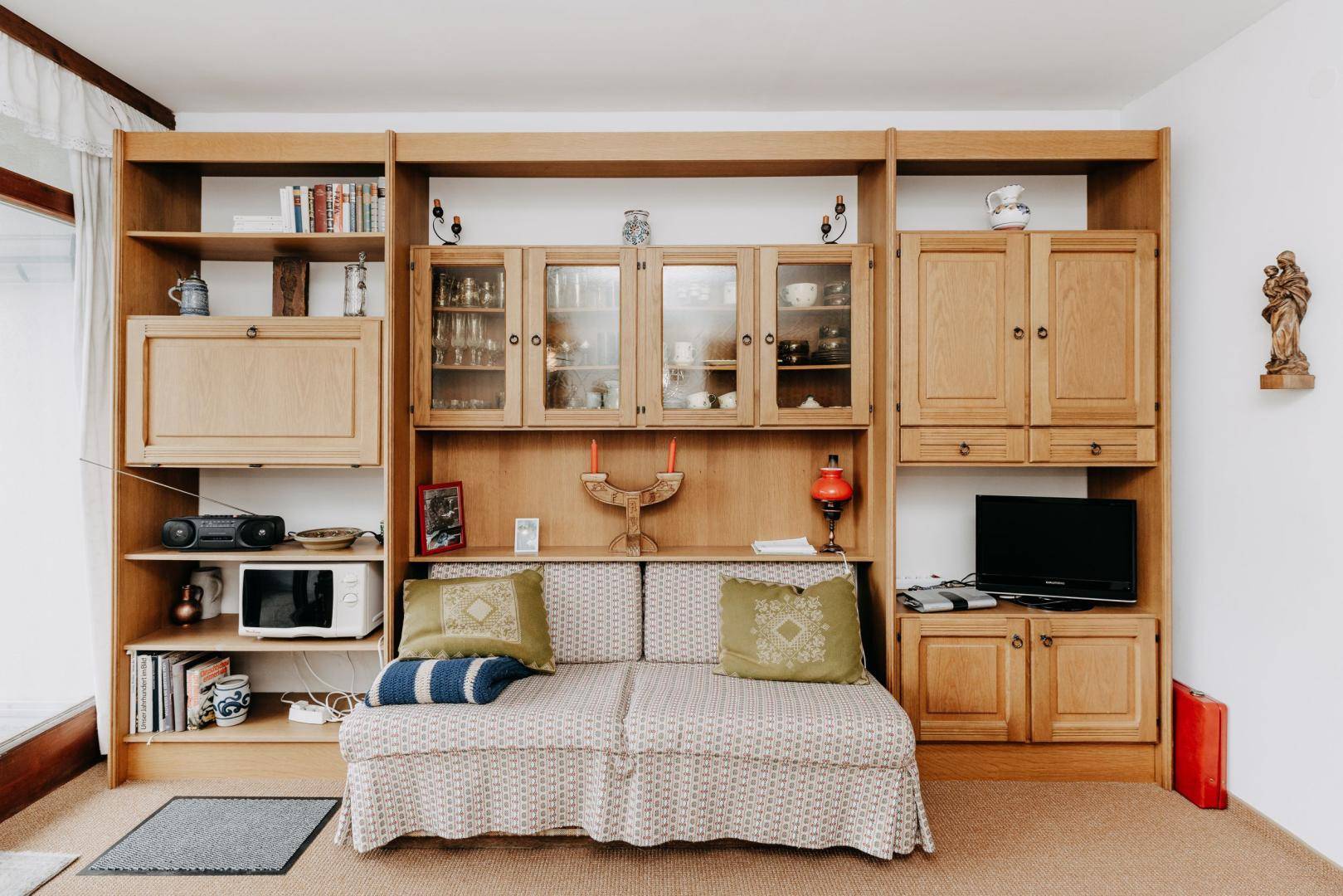 Wohnzimmer mit ausziehbarer Couch